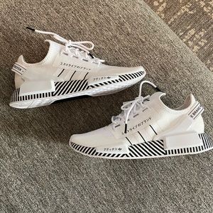 Adidas NMD_R1 V2 shoes